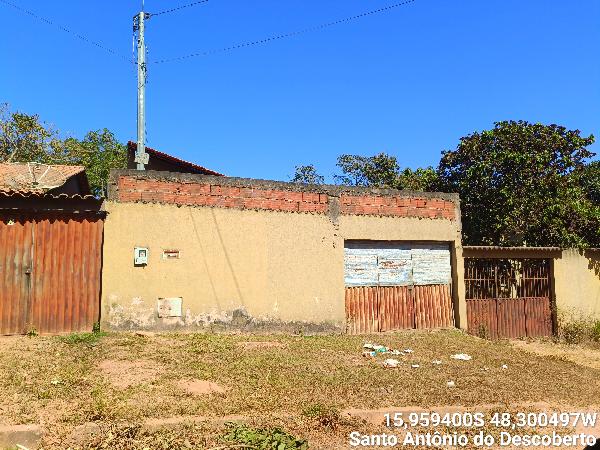 Vende-se em Santo Antonio Do Descoberto-GO  Casa, 66.64 de área privativa, 225.00 de área do terreno,  2_qto(s), a.serv, WC, 1_sala(s), cozinha, 1_vaga(s) de garagem.