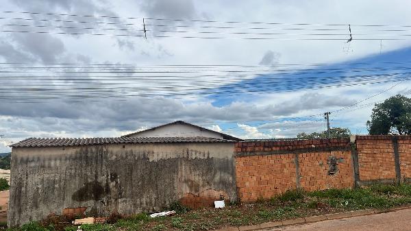 Vende-se em Santo Antonio Do Descoberto-GO  Casa, 61.80 de área total, 61.80 de área privativa, 204.50 de área do terreno,  2_qto(s), varanda, a.serv, WC, 1_sala(s), cozinha, 1_vaga(s) de gara