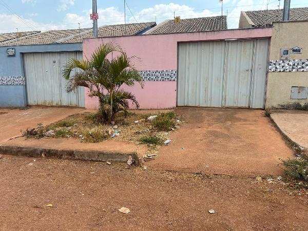 Vende-se em Santo Antonio Do Descoberto-GO  Casa, 60.75 de área total, 60.75 de área privativa, 180.00 de área do terreno,  2_qto(s), a.serv, WC, 1_sala(s), cozinha.