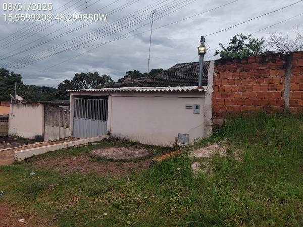 Vende-se em Santo Antonio Do Descoberto-GO  Casa, 63.00 de área privativa, 225.00 de área do terreno,  2_qto(s), a.serv, WC, 1_sala(s), cozinha, 1_vaga(s) de garagem.
