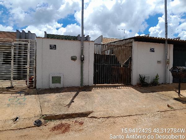Vende-se em Santo Antonio Do Descoberto-GO  Casa, 79.80 de área privativa, 153.00 de área do terreno,  3_qto(s), a.serv, WC, 1_sala(s), cozinha, 1_vaga(s) de garagem.
