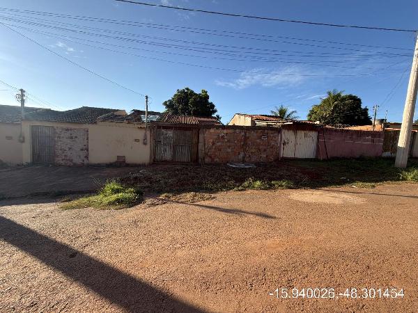 Vende-se em Santo Antonio Do Descoberto-GO  Casa, 55.50 de área total, 55.50 de área privativa, 240.00 de área do terreno,  2_qto(s), a.serv, WC, 1_sala(s), cozinha.