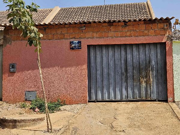 Vende-se em Santo Antonio Do Descoberto-GO  Casa, 69.30 de área privativa, 180.00 de área do terreno,  2_qto(s), a.serv, WC, 1_sala(s), cozinha, 1_vaga(s) de garagem.