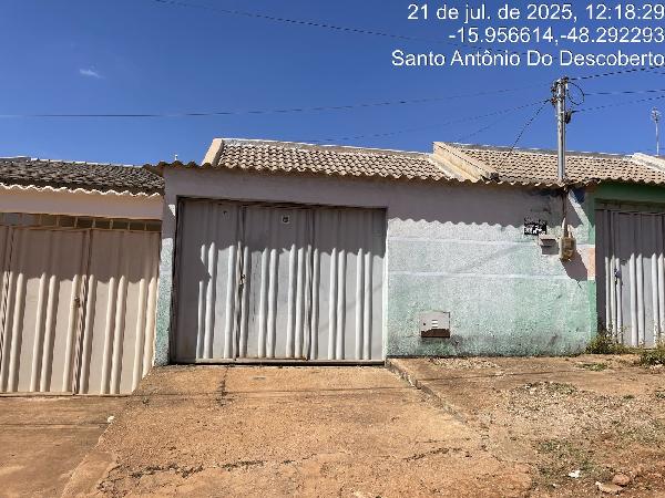 Vende-se em Santo Antonio Do Descoberto-GO  Casa, 69.95 de área total, 69.95 de área privativa, 180.00 de área do terreno,  2_qto(s), a.serv, WC, 1_sala(s), cozinha, 1_vaga(s) de garagem.