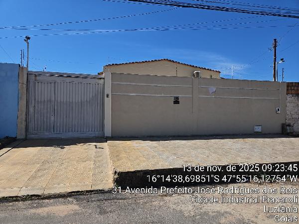 Vende-se em Luziania-GO  Casa, 169.81 de área total, 169.81 de área privativa, 360.00 de área do terreno,  2_qto(s), varanda, WC, 2_sala(s), cozinha, 1_vaga(s) de garagem.