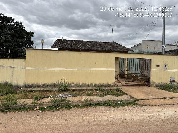 Vende-se em Santo Antonio Do Descoberto-GO  Casa, 63.00 de área total, 63.00 de área privativa, 197.50 de área do terreno,  2_qto(s), varanda, a.serv, WC, 1_sala(s), cozinha.