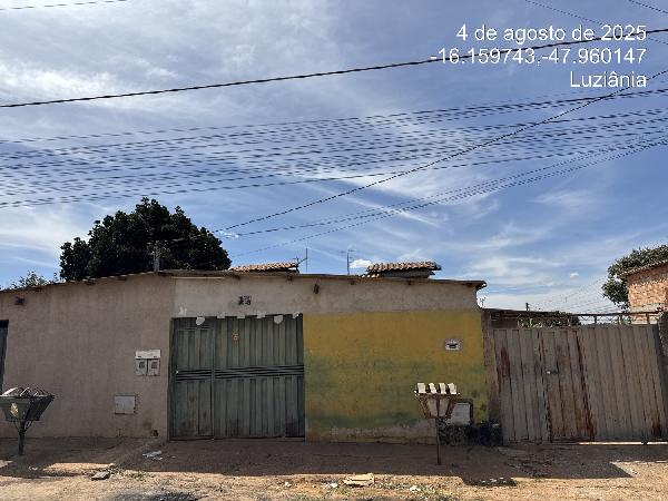 Vende-se em Luziania-GO  Casa, 61.39 de área privativa, 180.00 de área do terreno,  2_qto(s), a.serv, WC, 1_sala(s), cozinha, 1_vaga(s) de garagem.