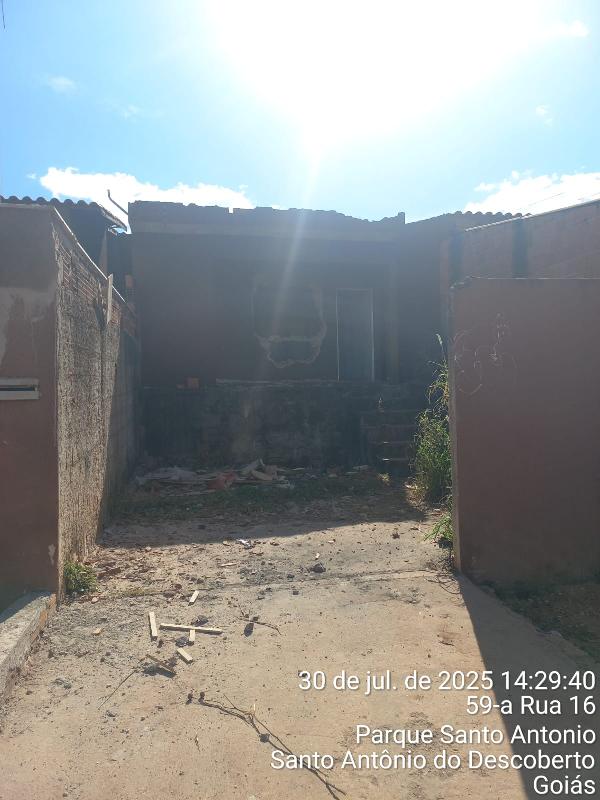 Vende-se em Santo Antonio Do Descoberto-GO  Casa, 64.00 de área total, 64.00 de área privativa, 180.00 de área do terreno,  2_qto(s), a.serv, WC, 1_sala(s), cozinha, 1_vaga(s) de garagem.
