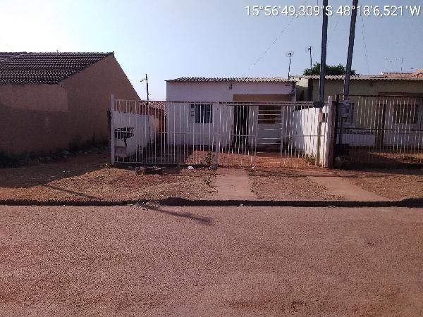 Vende-se em Santo Antonio Do Descoberto-GO  Casa, 66.24 de área privativa, 210.00 de área do terreno,  2_qto(s), varanda, a.serv, WC, 1_sala(s), cozinha.