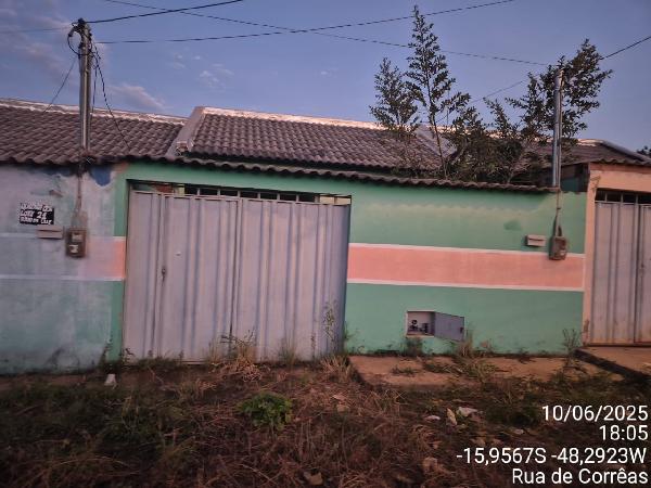 Vende-se em Santo Antonio Do Descoberto-GO  Casa, 69.95 de área total, 69.95 de área privativa, 180.00 de área do terreno,  2_qto(s), varanda, a.serv, WC, 1_sala(s), cozinha.