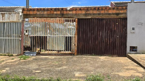 Vende-se em Santo Antonio Do Descoberto-GO  Casa, 61.80 de área privativa, 180.00 de área do terreno,  2_qto(s), varanda, a.serv, WC, 1_sala(s), cozinha.