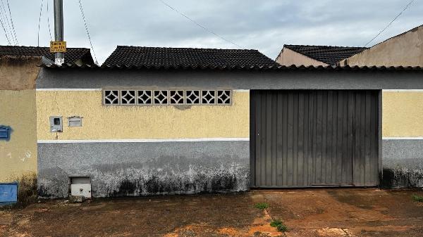 Vende-se em Santo Antonio Do Descoberto-GO  Casa, 69.00 de área privativa, 208.26 de área do terreno,  2_qto(s), varanda, a.serv, WC, 1_sala(s), cozinha, 1_vaga(s) de garagem.