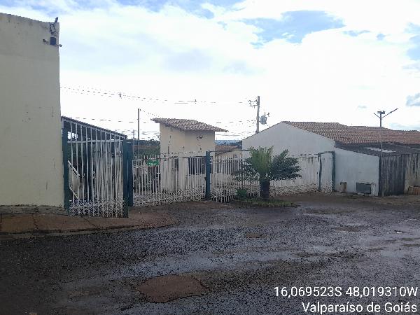 Vende-se em Valparaiso De Goias-GO  Casa, 61.77 de área total, 69.99 de área privativa, 105.75 de área do terreno,  2_qto(s), a.serv, WC, 1_sala(s), cozinha, 1_vaga(s) de garagem.