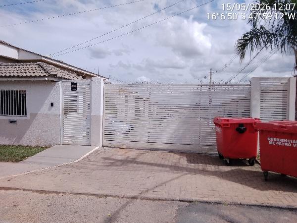 Vende-se em Valparaiso De Goias-GO  apto, 104.64 de área total, 48.36 de área privativa,  2_qto(s), a.serv, WC, 1_sala(s), cozinha, 1_vaga(s) de garagem.