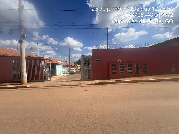 Vende-se em Valparaiso De Goias-GO  Casa, 99.77 de área total, 69.80 de área privativa, 103.23 de área do terreno,  2_qto(s), a.serv, WC, 1_sala(s), cozinha, 1_vaga(s) de garagem.