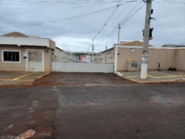 Vende-se em Valparaiso De Goias-GO  Casa, 135.78 de área total, 97.12 de área privativa, 135.78 de área do terreno,  2_qto(s), a.serv, WC, 1_sala(s), cozinha, 1_vaga(s) de garagem.
