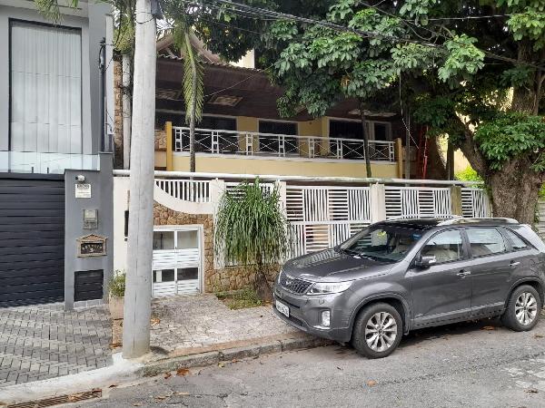 Vende-se em Rio De Janeiro-RJ  Casa, 460.00 de área total, 460.00 de área privativa, 588.00 de área do terreno, 1_vaga(s) de garagem.