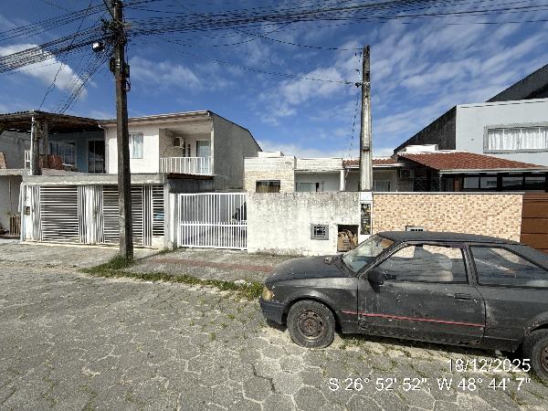 Vende-se em Itajai-SC  Casa, 50.00 de área total, 49.40 de área privativa, 120.00 de área do terreno,  2_qto(s), a.serv, WC, 1_sala(s), cozinha, 1_vaga(s) de garagem.