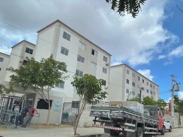 Vende-se em Fortaleza-CE  apto, 70.41 de área total, 44.28 de área privativa,  2_qto(s), a.serv, WC, 1_sala(s), cozinha.