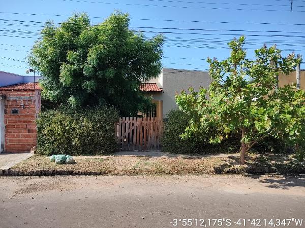 Vende-se em Piracuruca-PI  Casa, 70.00 de área privativa, 200.00 de área do terreno,  2_qto(s), a.serv, WC, 1_sala(s), cozinha, 1_vaga(s) de garagem.