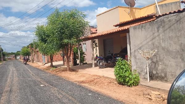 Vende-se em Piracuruca-PI  Casa, 70.00 de área total, 70.00 de área privativa, 157.50 de área do terreno,  2_qto(s), a.serv, WC, 1_sala(s), cozinha, Terraco, 1_vaga(s) de garagem.