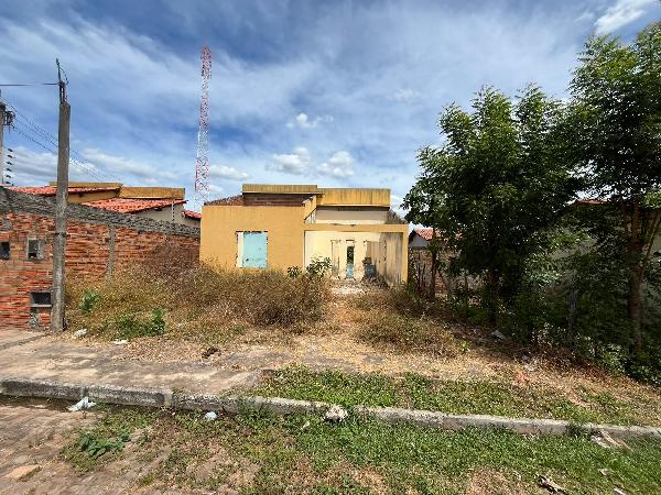 Vende-se em Piracuruca-PI  Casa, 77.00 de área privativa, 200.00 de área do terreno,  2_qto(s), a.serv, WC, 1_sala(s), cozinha, 2_vaga(s) de garagem.