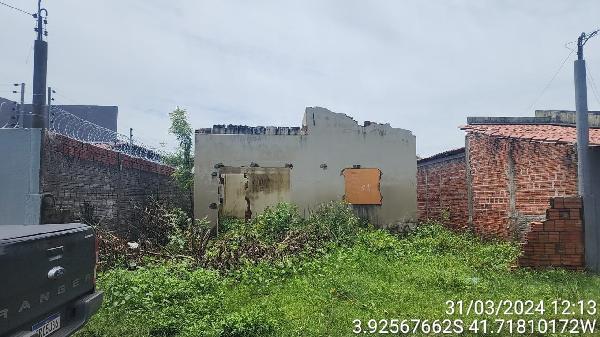 Vende-se em Piracuruca-PI  Casa, 54.00 de área privativa, 297.00 de área do terreno,  2_qto(s), varanda, WC, 1_sala(s), cozinha.