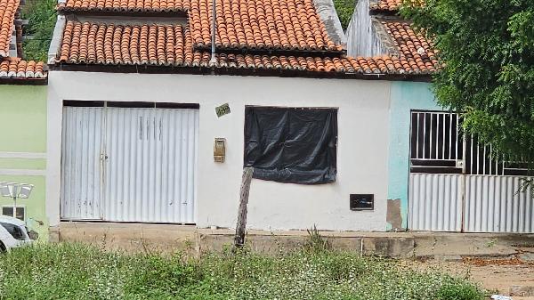 Vende-se em Iacu-BA  Casa, 69.80 de área total, 69.80 de área privativa, 118.40 de área do terreno,  2_qto(s), a.serv, WC, 1_sala(s), cozinha, 1_vaga(s) de garagem.
