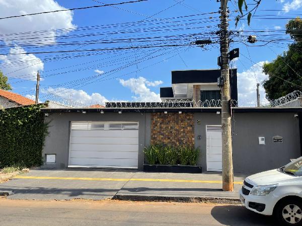 Vende-se em Goiania-GO  Casa, 223.09 de área total, 223.09 de área privativa, 360.00 de área do terreno,  3_qto(s), a.serv, WC, 1_sala(s), 1 lavabo(s), cozinha, 1_vaga(s) de garagem.
