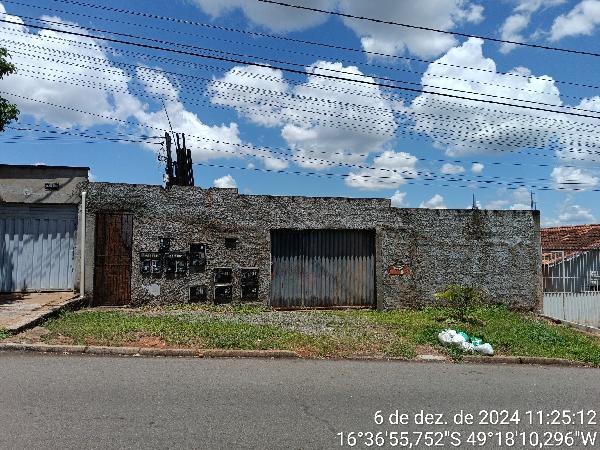 Vende-se em Goiania-GO  Casa, 195.14 de área total, 195.14 de área privativa, 360.00 de área do terreno,  4_qto(s), a.serv, WC, 4_sala(s), cozinha.