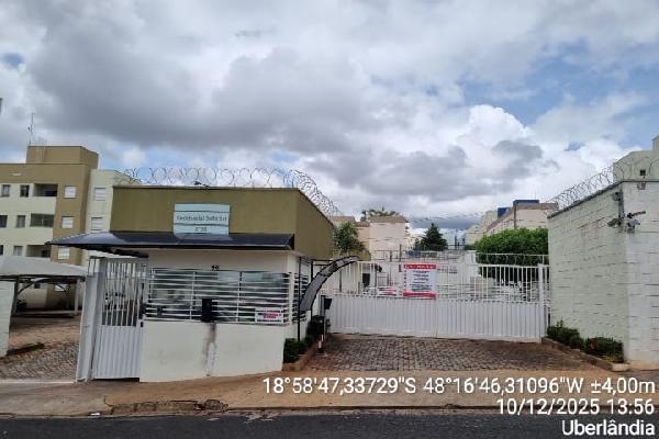 Vende-se em Uberlandia-MG  apto, 73.95 de área total, 53.85 de área privativa,  2_qto(s), WC, 1_sala(s), cozinha, 1_vaga(s) de garagem.