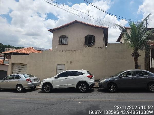 Vende-se em Belo Horizonte-MG  Casa, 350.41 de área total, 350.41 de área privativa, 408.00 de área do terreno,  4_qto(s), a.serv, WC, 2_sala(s), 1 lavabo(s), cozinha.