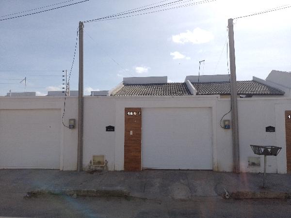 Vende-se em Horizonte-CE  Casa, 77.33 de área privativa, 2132.68 de área do terreno,  2_qto(s), a.serv, WC, 1_sala(s), cozinha, 1_vaga(s) de garagem.