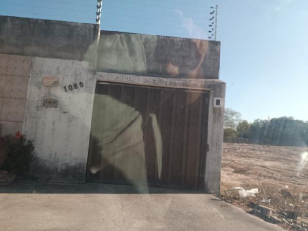 Vende-se em Horizonte-CE  Casa, 73.53 de área privativa, 216.00 de área do terreno,  2_qto(s), a.serv, WC, 1_sala(s), cozinha.