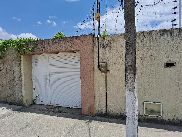 Vende-se em Maracanau-CE  Casa, 82.17 de área total, 82.17 de área privativa, 165.00 de área do terreno.