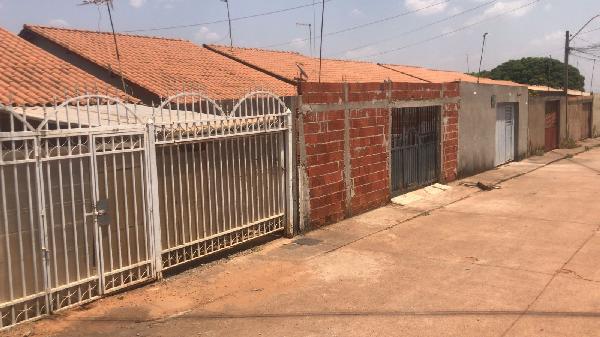 Vende-se em Aguas Lindas De Goias-GO  Casa, 68.28 de área privativa, 153.75 de área do terreno,  2_qto(s), WC, 1_sala(s), cozinha, 2_vaga(s) de garagem.