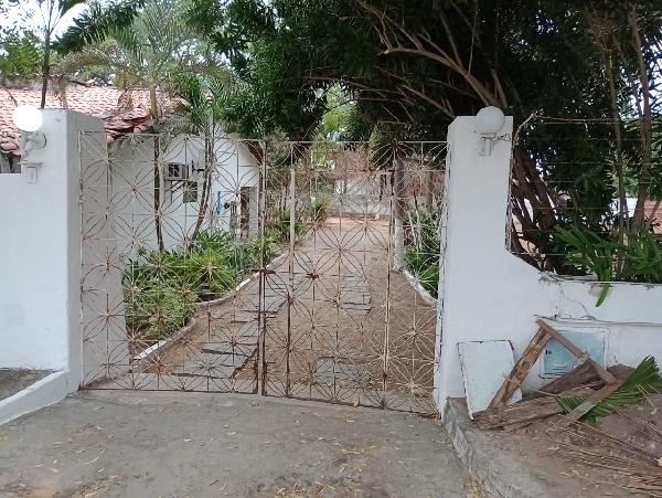 Vende-se em Paraipaba-CE  Casa, 280.00 de área privativa, 1820.00 de área do terreno,  5_qto(s), varanda, a.serv, WC, 1_sala(s), 1 lavabo(s), cozinha.