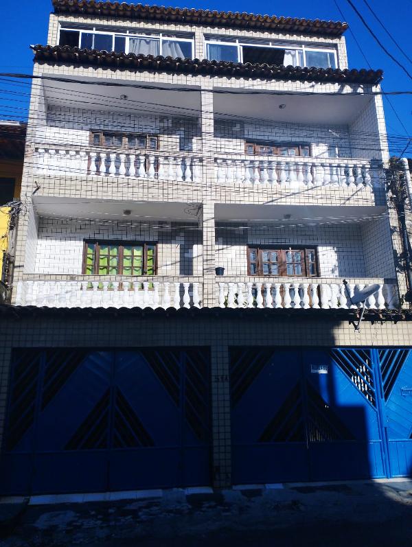 Vende-se em Salvador-BA  apto, 185.00 de área privativa,  3_qto(s), a.serv, WC, 2_sala(s), cozinha.