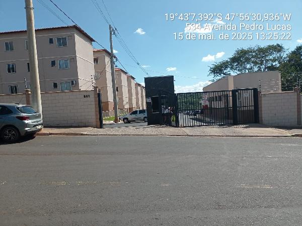 Vende-se em Uberaba-MG  apto, 60.83 de área total, 42.90 de área privativa,  2_qto(s), WC, 1_sala(s), cozinha, 1_vaga(s) de garagem.