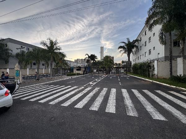 Vende-se em Uberlandia-MG  apto, 61.71 de área total, 43.77 de área privativa,  2_qto(s), a.serv, WC, 1_sala(s), cozinha, 1_vaga(s) de garagem.