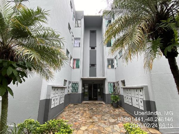 Vende-se em Uberlandia-MG  apto, 82.48 de área total, 61.49 de área privativa,  3_qto(s), WC, 1_sala(s), cozinha, 1_vaga(s) de garagem.
