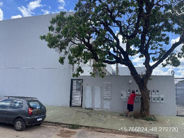 Vende-se em Aguas Lindas De Goias-GO  apto, 94.67 de área total, 61.52 de área privativa,  2_qto(s), a.serv, WC, 1_sala(s), cozinha.