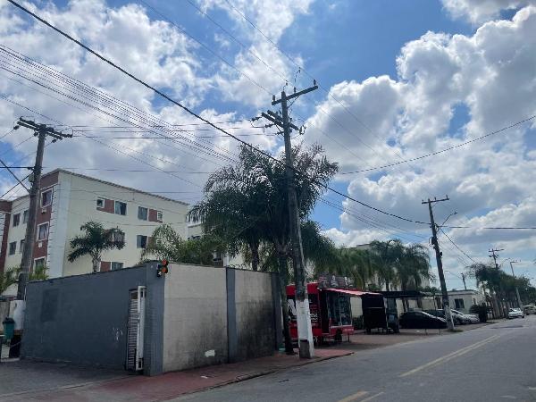 Vende-se em Macae-RJ  apto, 51.95 de área total, 45.24 de área privativa,  2_qto(s), a.serv, WC, 1_sala(s), cozinha.