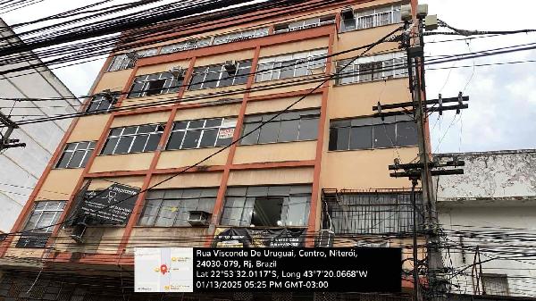 Vende-se em Niteroi-RJ  apto, 82.00 de área privativa,  2_qto(s), a.serv, WC, 1_sala(s), cozinha.