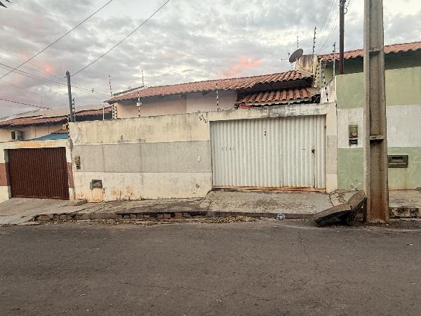 Vende-se em Barreiras-BA  Casa, 57.00 de área total, 57.00 de área privativa, 90.00 de área do terreno,  2_qto(s), varanda, a.serv, WC, 1_sala(s), cozinha, 1_vaga(s) de garagem.