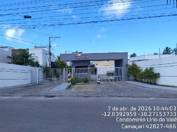 Vende-se em Camacari-BA  Casa, 132.57 de área total, 128.03 de área privativa, 135.01 de área do terreno,  3_qto(s), varanda, a.serv, WC, 1_sala(s), 1 lavabo(s), cozinha, 1_vaga(s) de garagem.