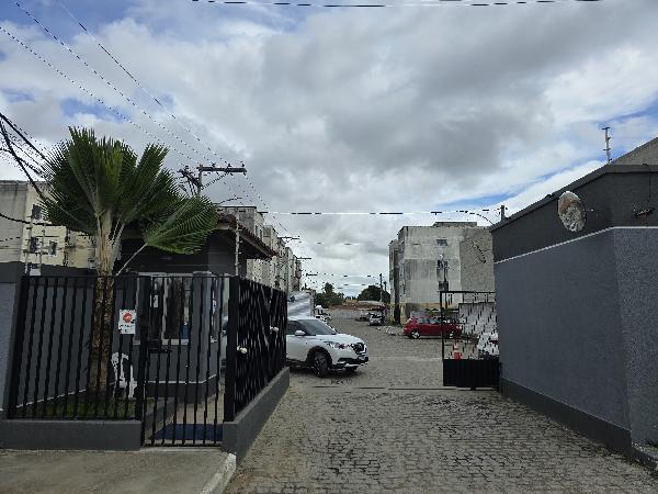 Vende-se em Feira De Santana-BA  apto, 61.91 de área total, 44.39 de área privativa,  2_qto(s), a.serv, WC, 1_sala(s), cozinha.