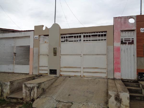 Vende-se em Iacu-BA  Casa, 67.55 de área total, 67.55 de área privativa, 73.50 de área do terreno,  2_qto(s), WC, 1_sala(s), cozinha, 1_vaga(s) de garagem.