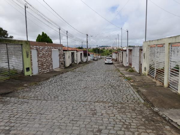 Vende-se em Serrinha-BA  Casa, 57.86 de área total, 57.86 de área privativa, 142.30 de área do terreno,  2_qto(s), a.serv, WC, 1_sala(s), cozinha, 1_vaga(s) de garagem.