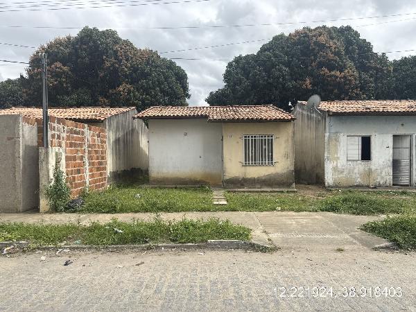 Vende-se em Feira De Santana-BA  Terreno, 27.15 de área total, 111.84 de área do terreno,  1_qto(s), a.serv, WC, 1_sala(s), cozinha.